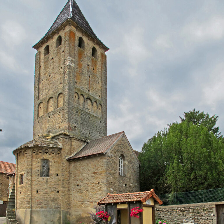 L'église (fin XIème siècle; début 12ème siècle). Le clocher, l'abside et le transept sont classés depuis 1974. 

The church (late eleventh century, early 12th century).The bell tower, the apse and the transept are classified since 1974.